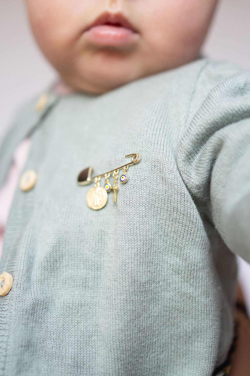 Pin Moño con Virgen de Guadalupe y Cruz